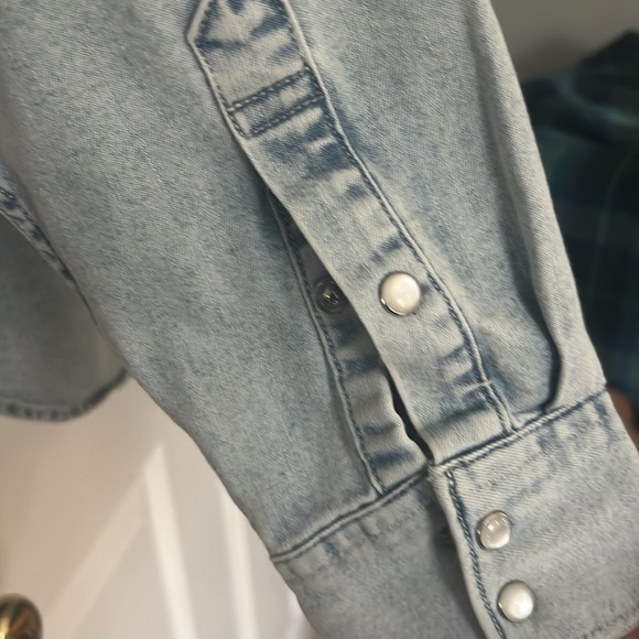 Levi’s Denim Shirt. Heavier weight fabric Light/Faded Blue - Picture 9 of 10